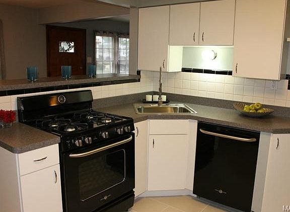 3rd image of 3414 Manhattan Ave