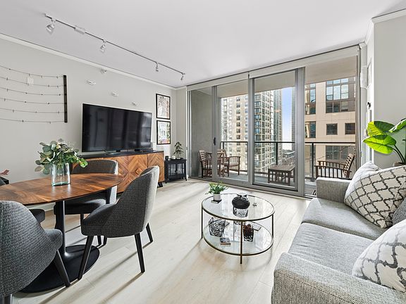 4th image of 420 E Waterside Dr Unit 906