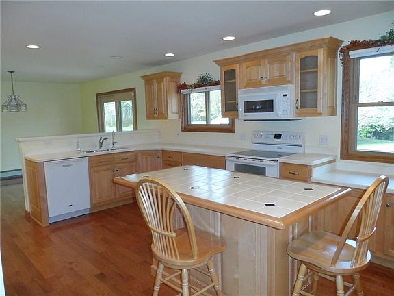 2nd image of 18681 Hickory Dr