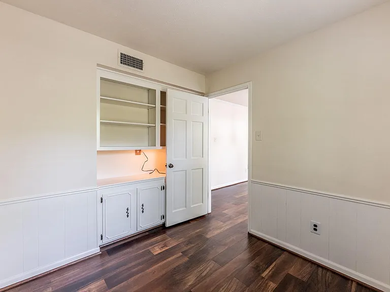 1006 Amesbury Ct — Photo 12