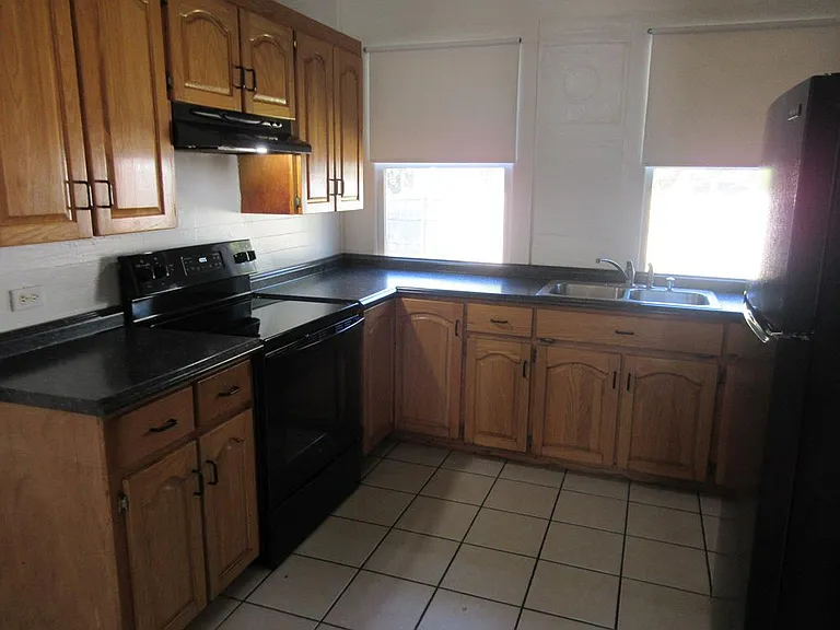 121 W Orange St — Photo 10