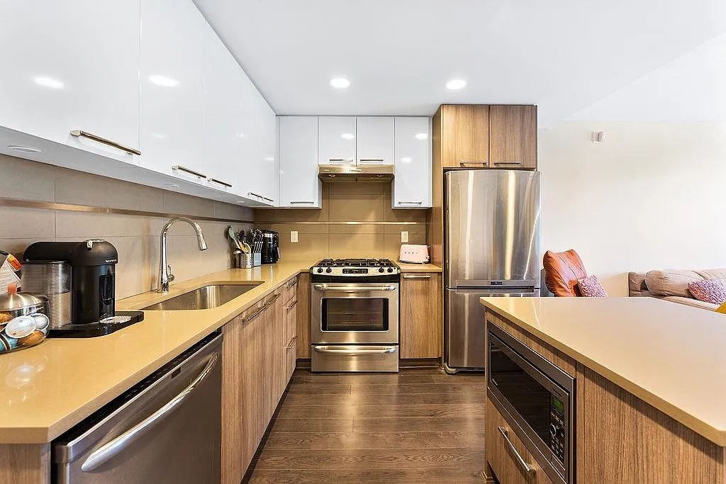 2 bed, 945 sqft, $2,880 — Photo 2
