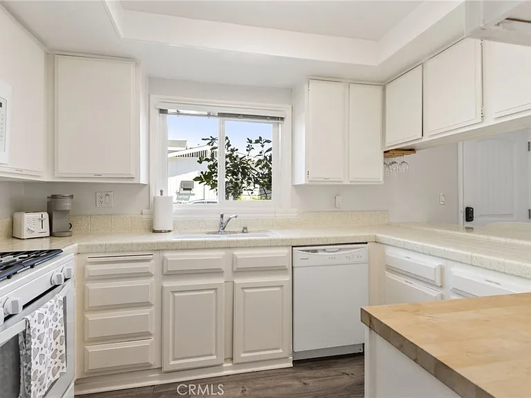 218 E Balboa Blvd #1/2 — Photo 9