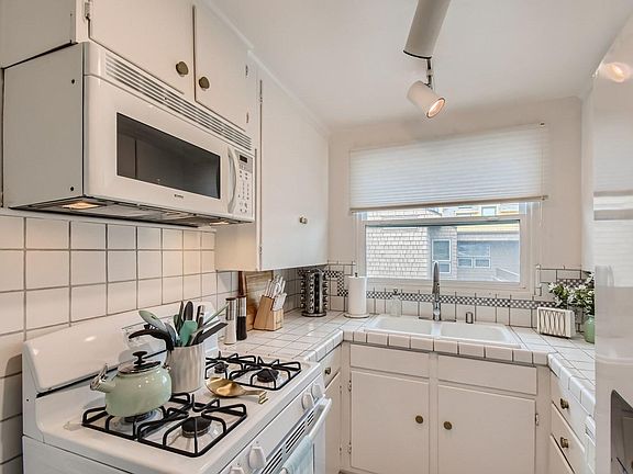 5th image of 2827 Bayside Walk