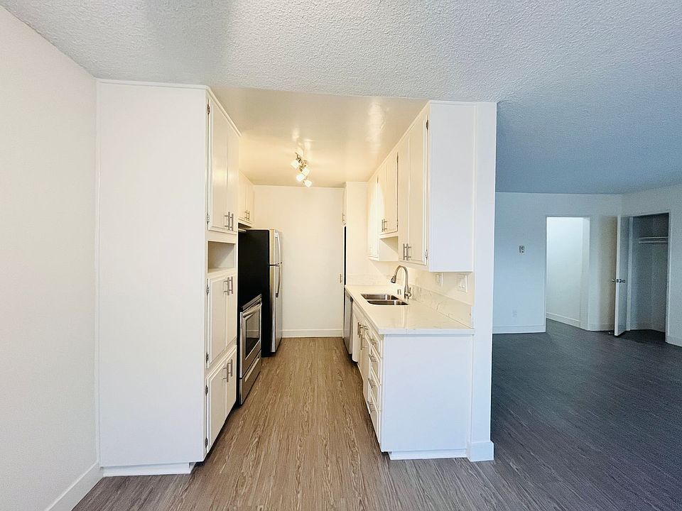 1st image of 5301 Newcastle Ave #15