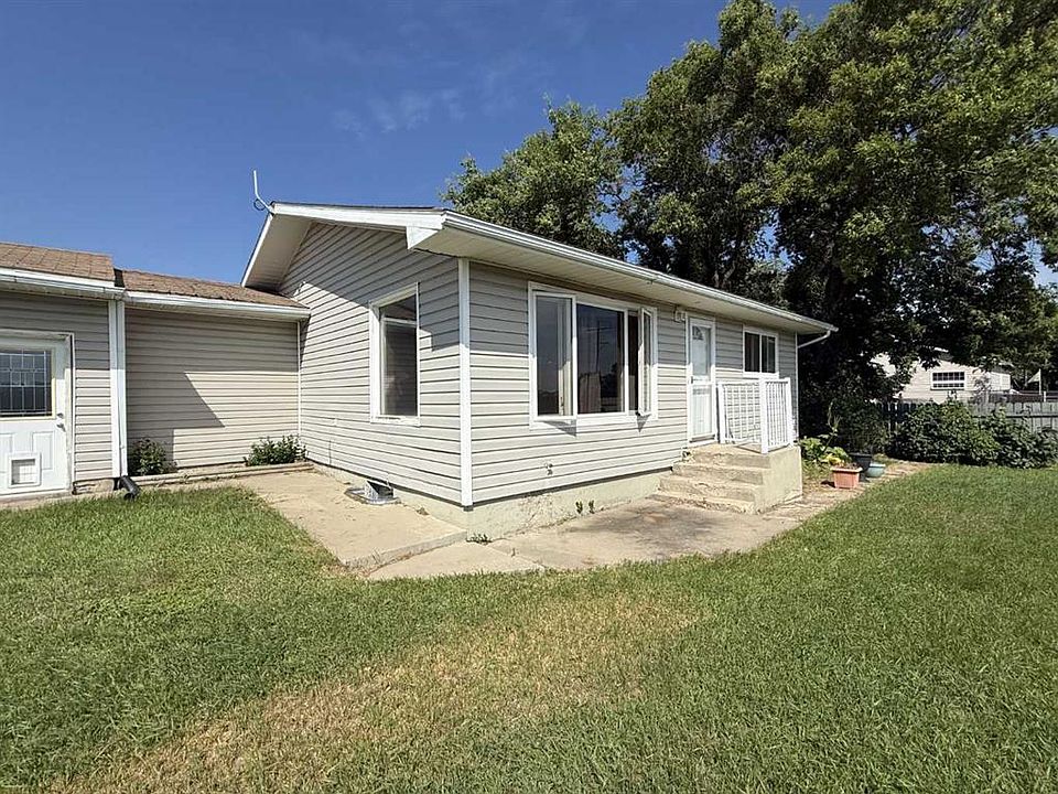 1st image of 324 3rd Ave E
