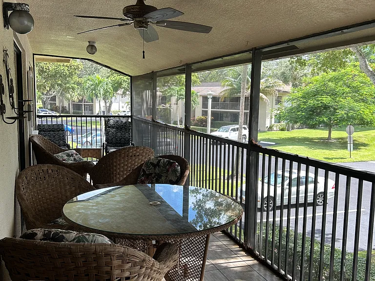 Screen patio