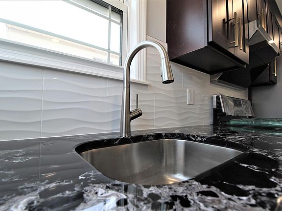 5th image of 18 Fanning St #1