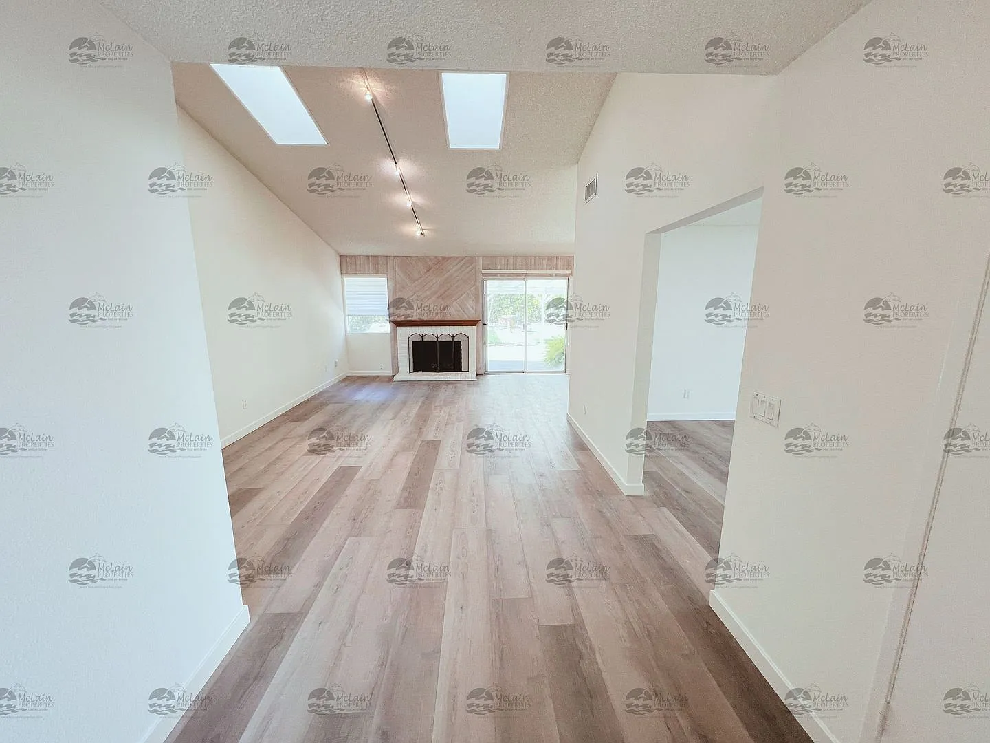 3 Bed/2 Bath with Large Backyard! — Photo 3