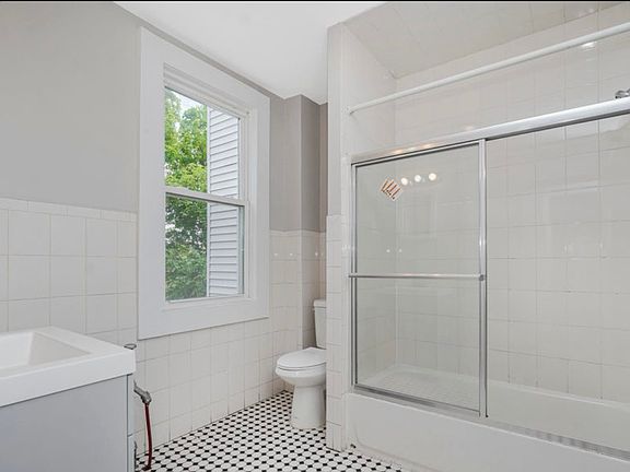 3rd image of 75 Taft Ave #2