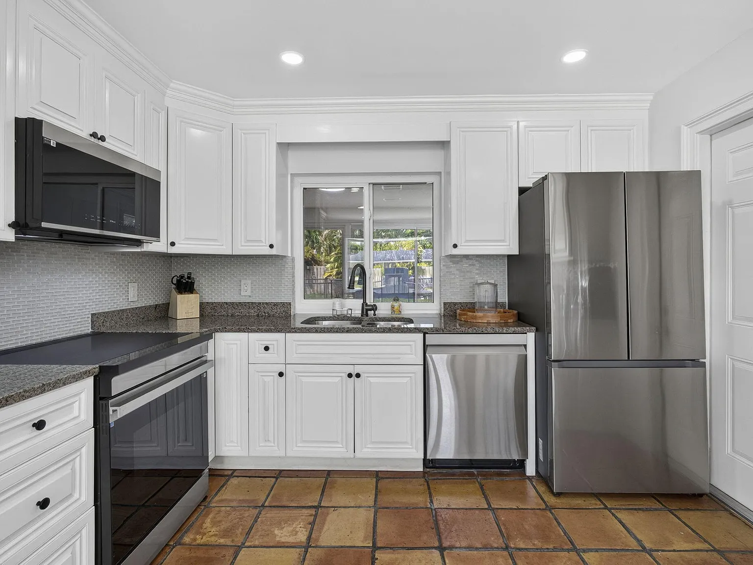 3 bed, 2.0 bath, 1334 sqft, $6,500 — Photo 2