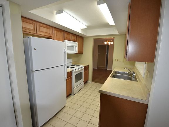 3rd image of 1500 Lakeside Dr