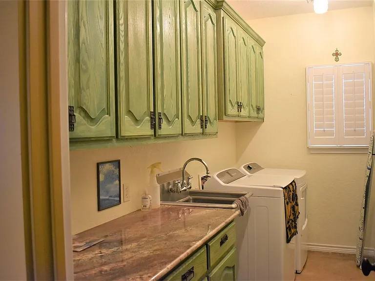 412 Pecan St — Photo 13