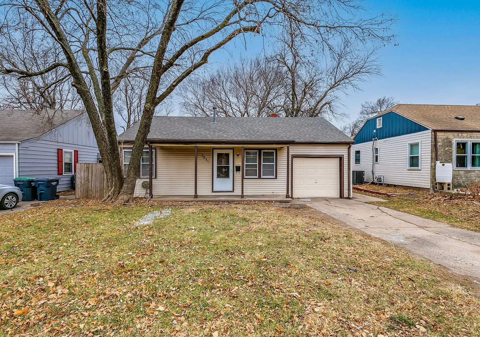 Large 2 Bedroom Home with Den! — Photo 1
