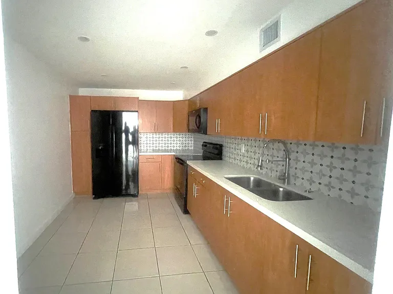 7000 NW 186th St #4-325 — Photo 11