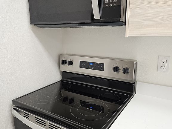 4th image of 2102 Commercial Ave #17