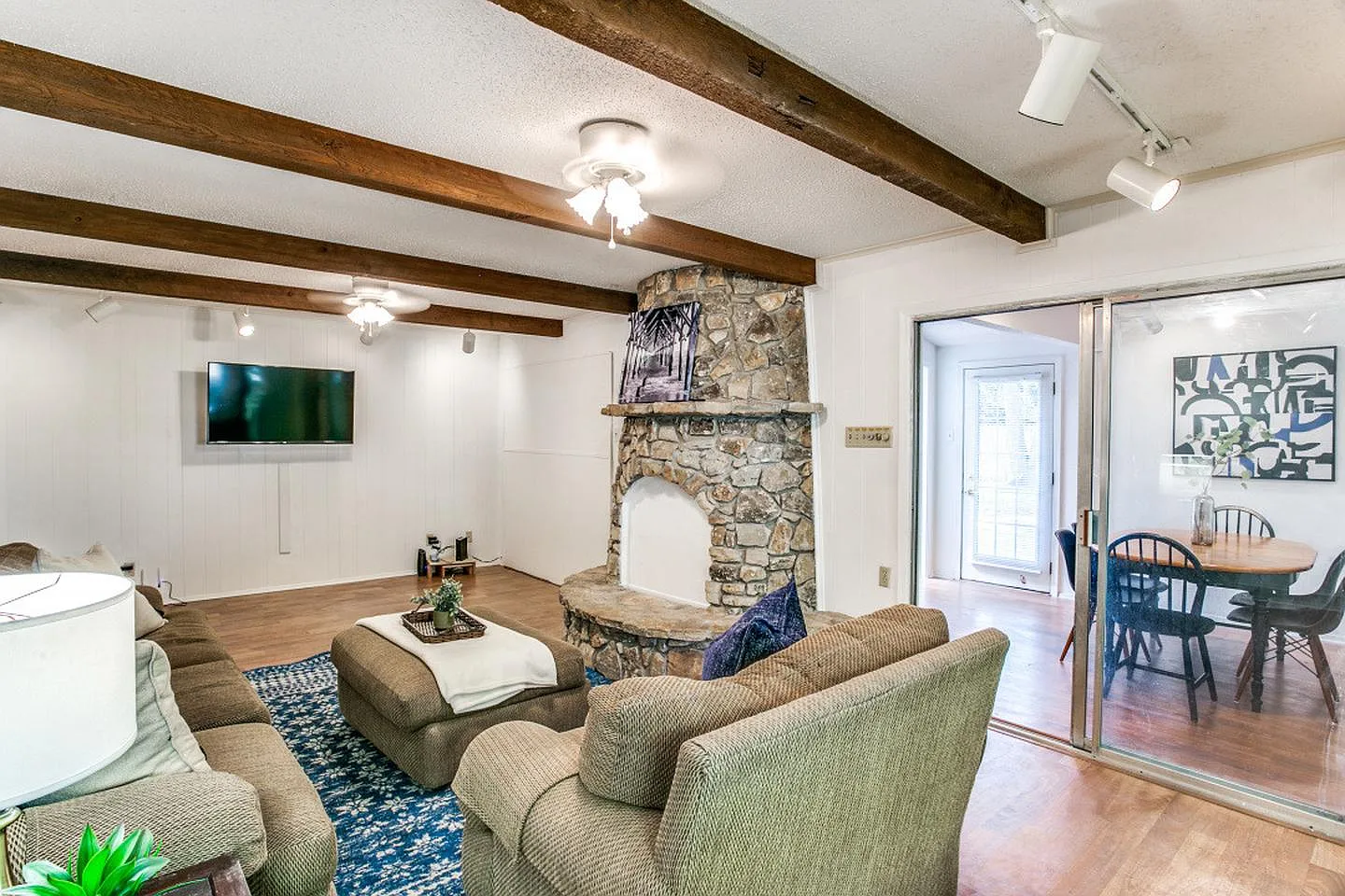 Bright and Cozy Arlington Home with a beautiful backyard — Photo 1