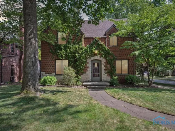 2704 Barrington Dr, Toledo, OH 43606