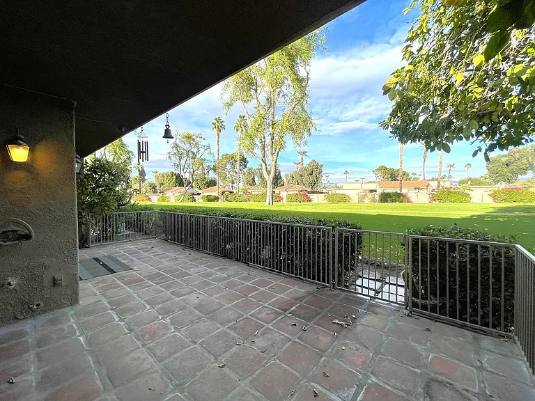 35 Malaga Dr — Photo 26
