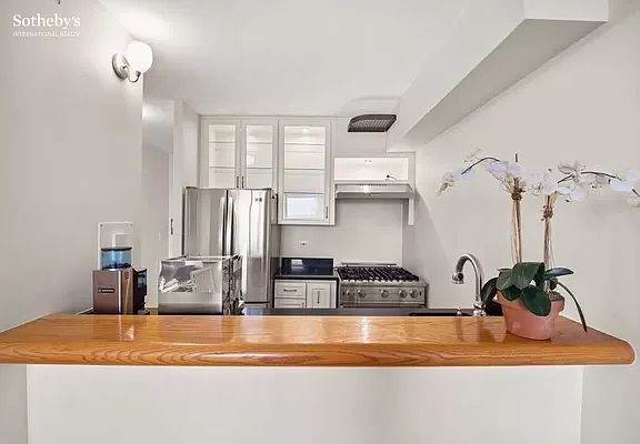 5th image of 415 E 37th St APT 17B