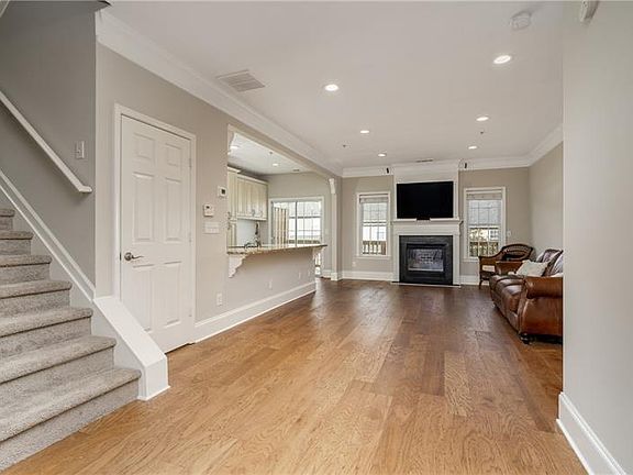 5th image of 406 Lantern Ln