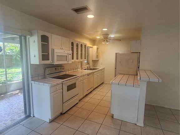5th image of 22267 Belinda Ave