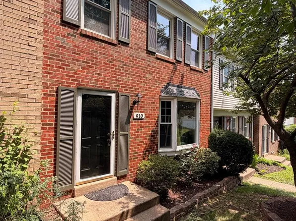 910 Sherwood Ct, Sterling, VA 20164