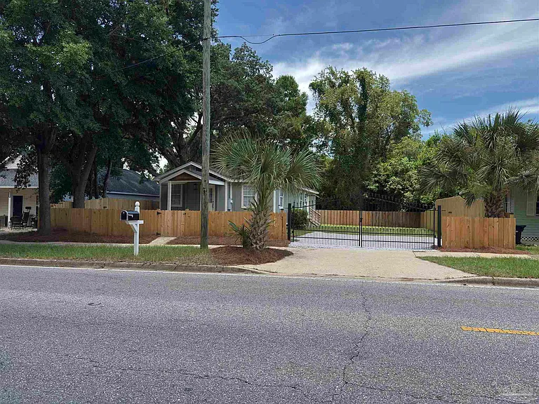 1212 N East St — Photo 35
