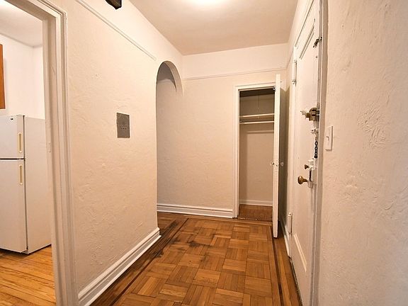 4th image of 655 Pelham Pkwy N APT 1A