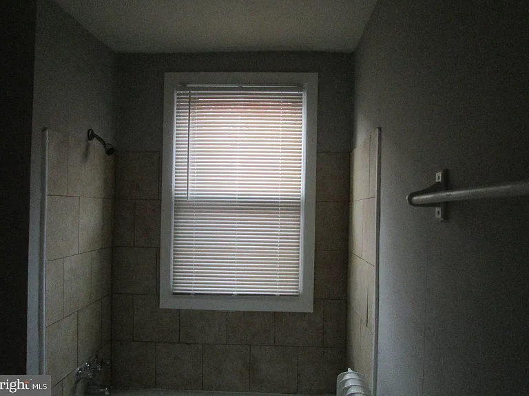 5241 Oxford Ave #1R — Photo 2