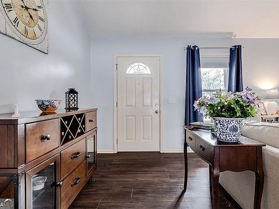 4th image of 107 Acorn St