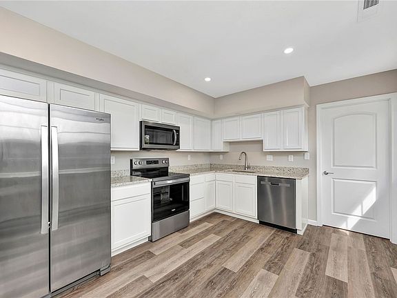 5th image of 417 Elmwood Dr