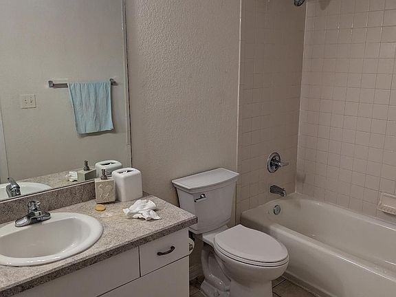 4th image of 1323 NE 36th Pl #1325