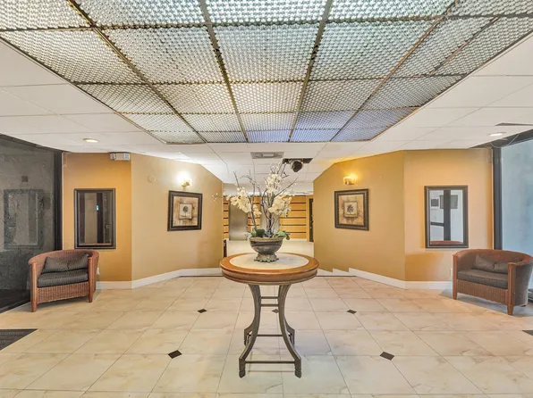 3800 N Hills Dr, Hollywood, FL