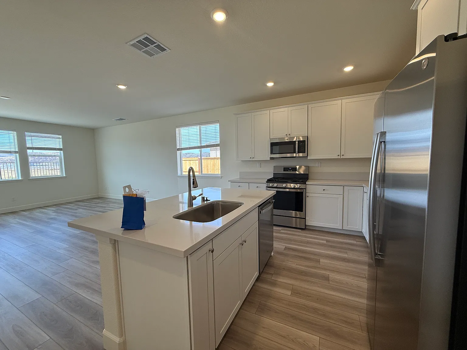 3 bed, 1721 sqft, $3,200 — Photo 4