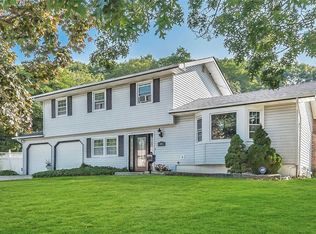 49 Willow St, Wheatley Heights, NY 11798