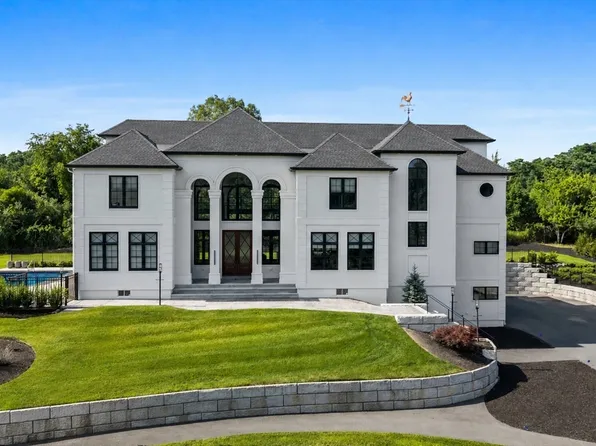 19 Bridle Spur Ln, Danvers, MA 01923