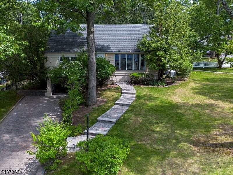 1st image of 18 Aspen Rd