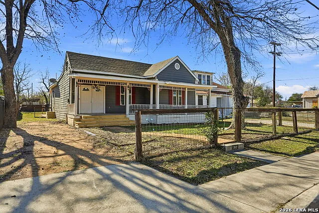 202 Helena St — Photo 2