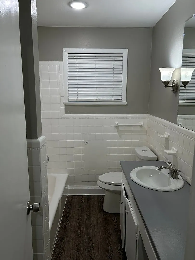 Large 3 bed 2 bath newly renovated — Photo 4