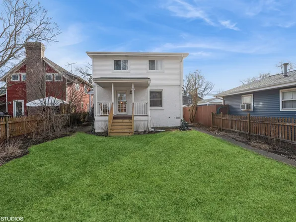 795 N Shore Dr, Crystal Lake, IL 60014