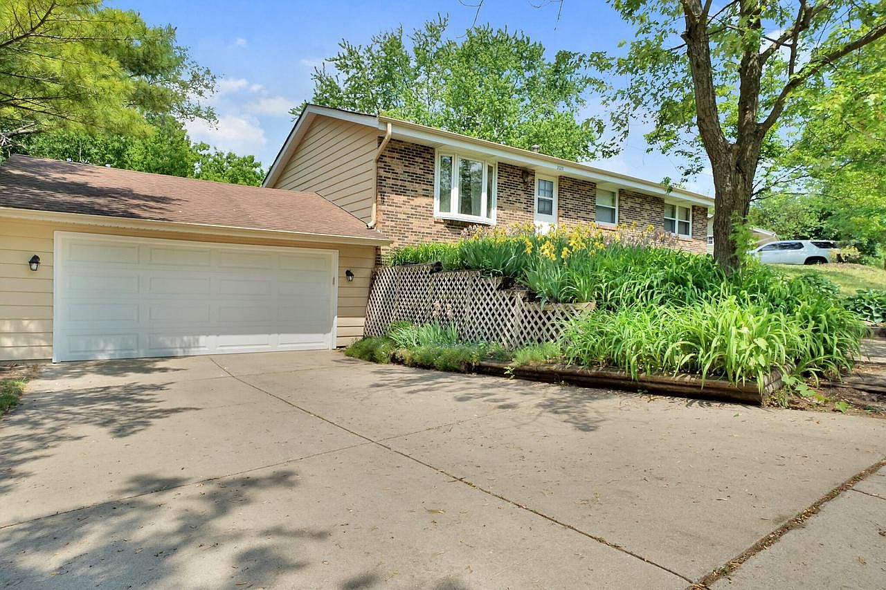 2028 Dixie DRIVE, Waukesha, WI 53189 Zillow
