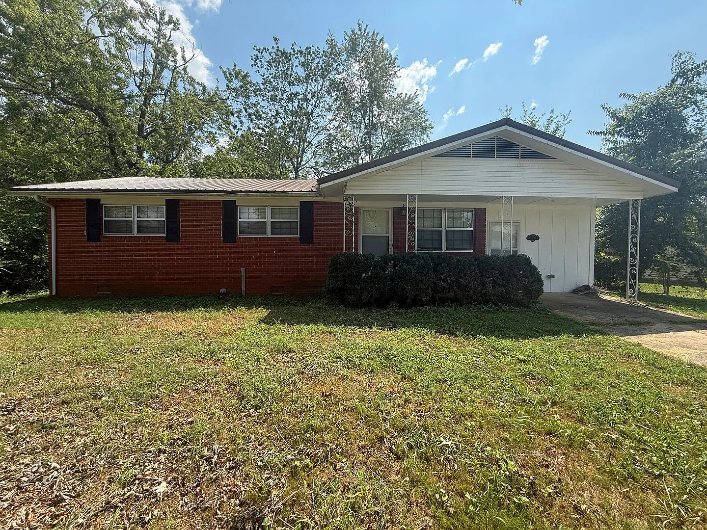 Well maintained 4 bedroom! — Photo 1
