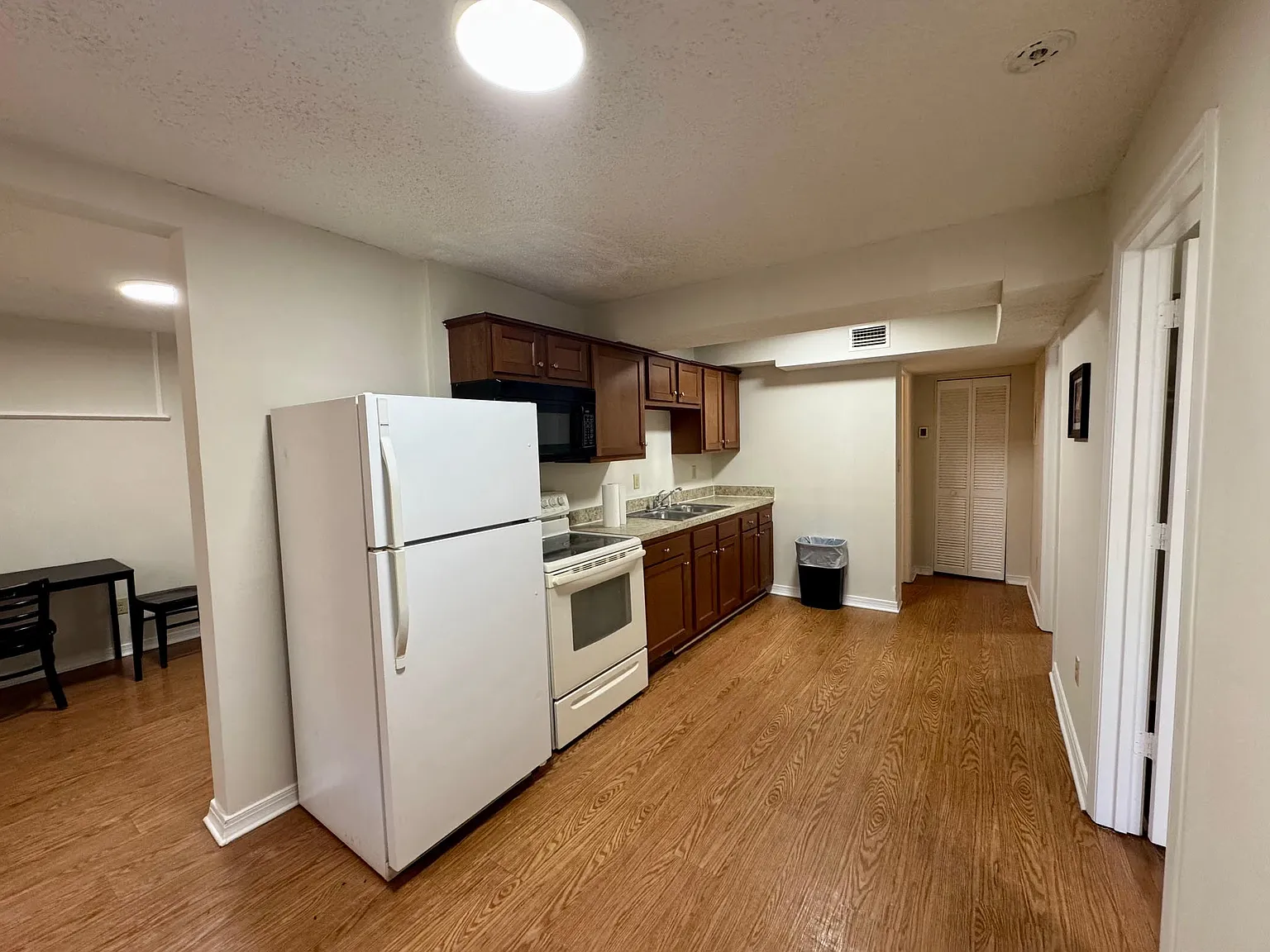 2 bed, 1000 sqft, $800 — Photo 3