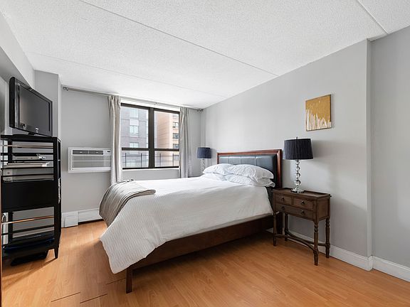 4th image of 220 Manhattan Ave APT 4K
