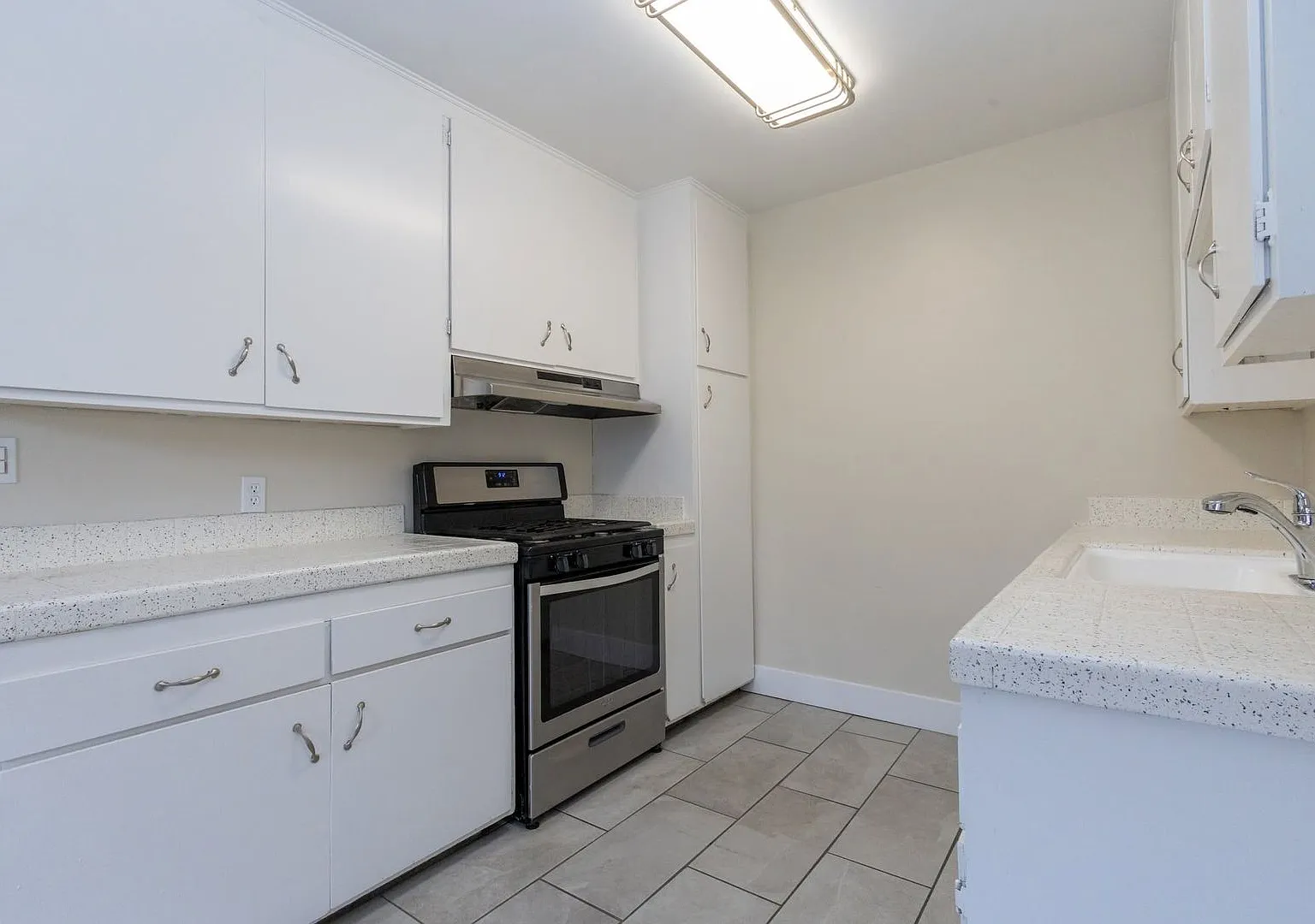 721 Cordova — Photo 2