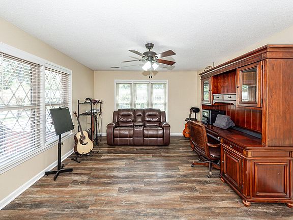 5th image of 313 Fairington Dr