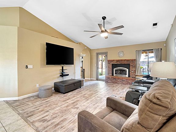 3rd image of 6426 N Fruit Ave