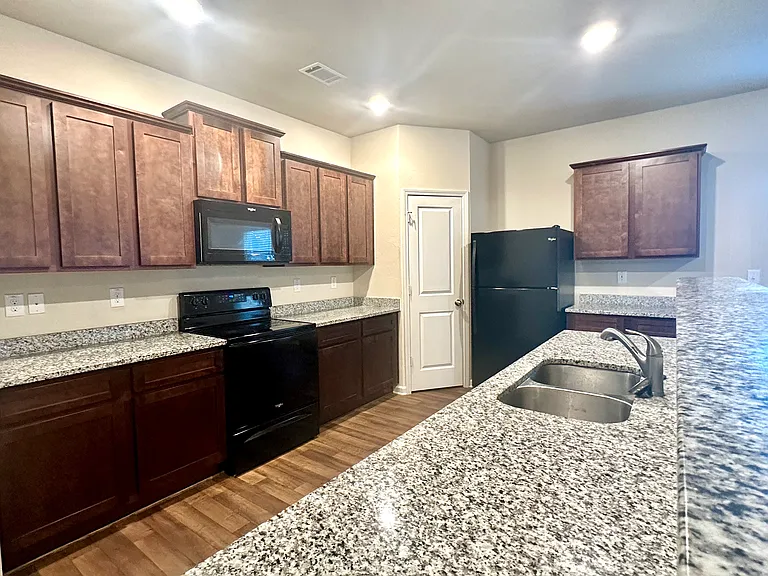 916 Independence Ave — Photo 10