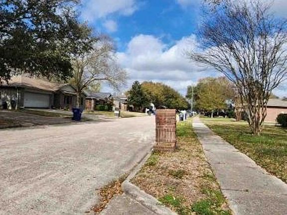 Exterior Neighborhood (street photo)
